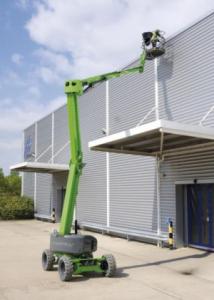 Plataforma Elevadora HR17 4x4:maniobrabilidad todoterreno