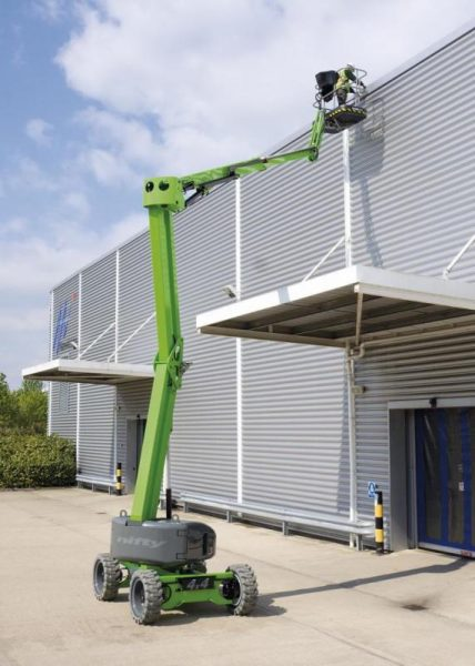 Plataforma Elevadora HR17 4x4:maniobrabilidad todoterreno