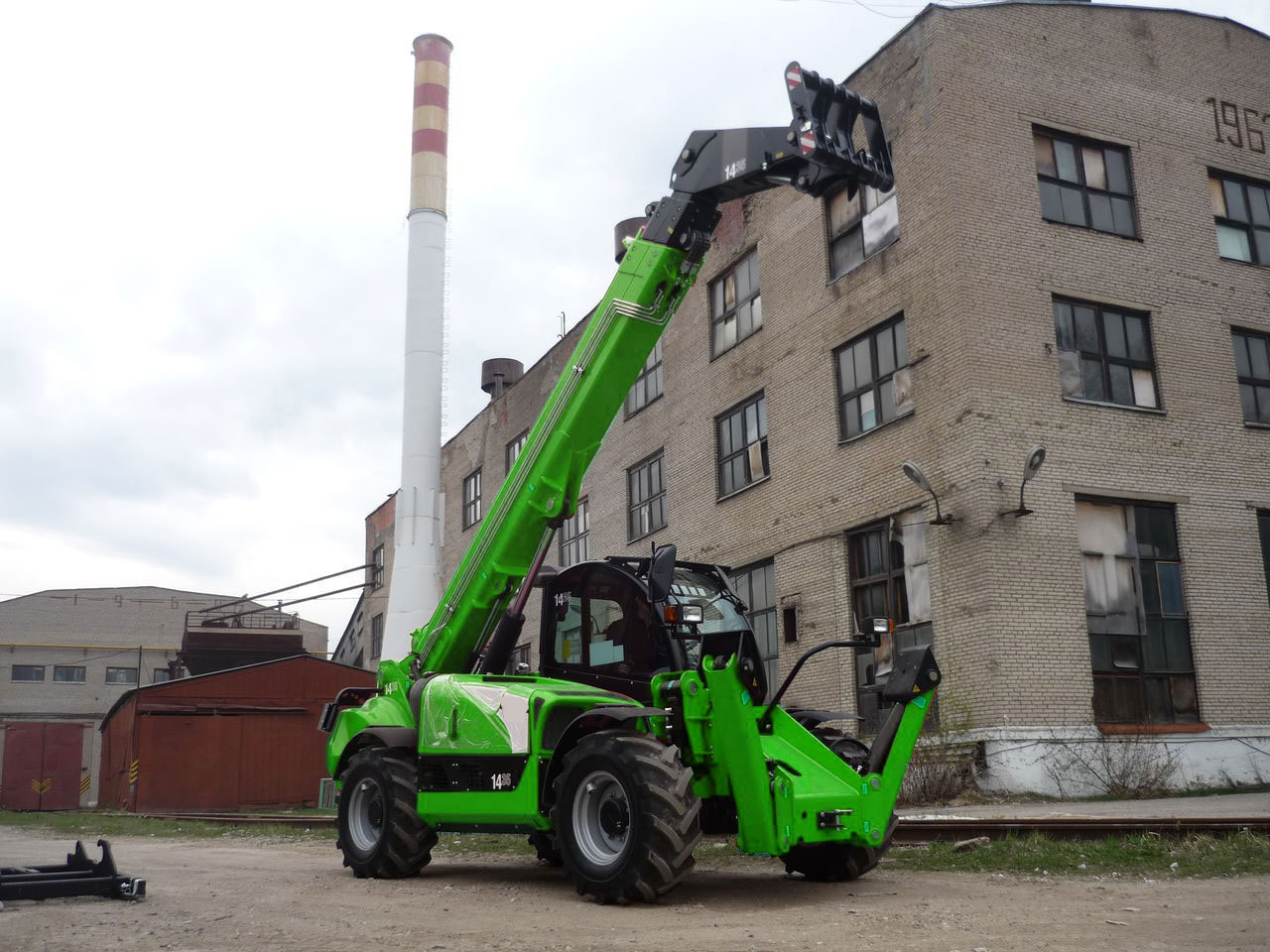 Alquiler Manipulador telescópico Industrial 4x4 Telehandler 1442 ecocarga