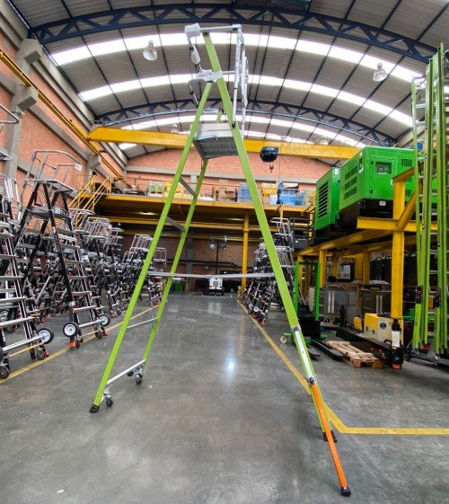 Escalera Tipo Tijera con Canasta de 430 – Robusta, Segura y Versátil