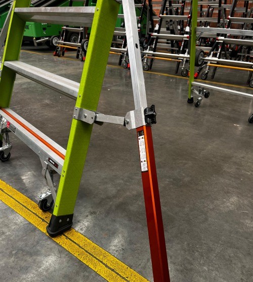 Escalera Tipo Tijera con Canasta de 430 – Robusta, Segura y Versátil