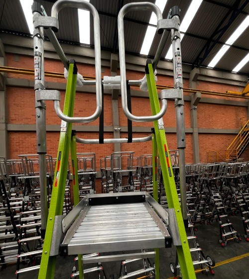 Escalera Tipo Tijera con Canasta de 430 – Robusta, Segura y Versátil