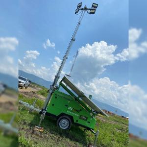 Torre de iluminación con panel solar con mástil