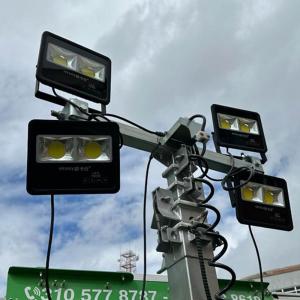 Torre de iluminación con panel solar con mástil