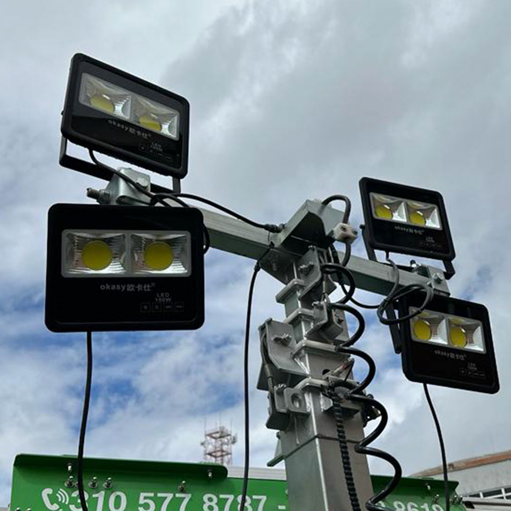 Torre de iluminación con panel solar con mástil