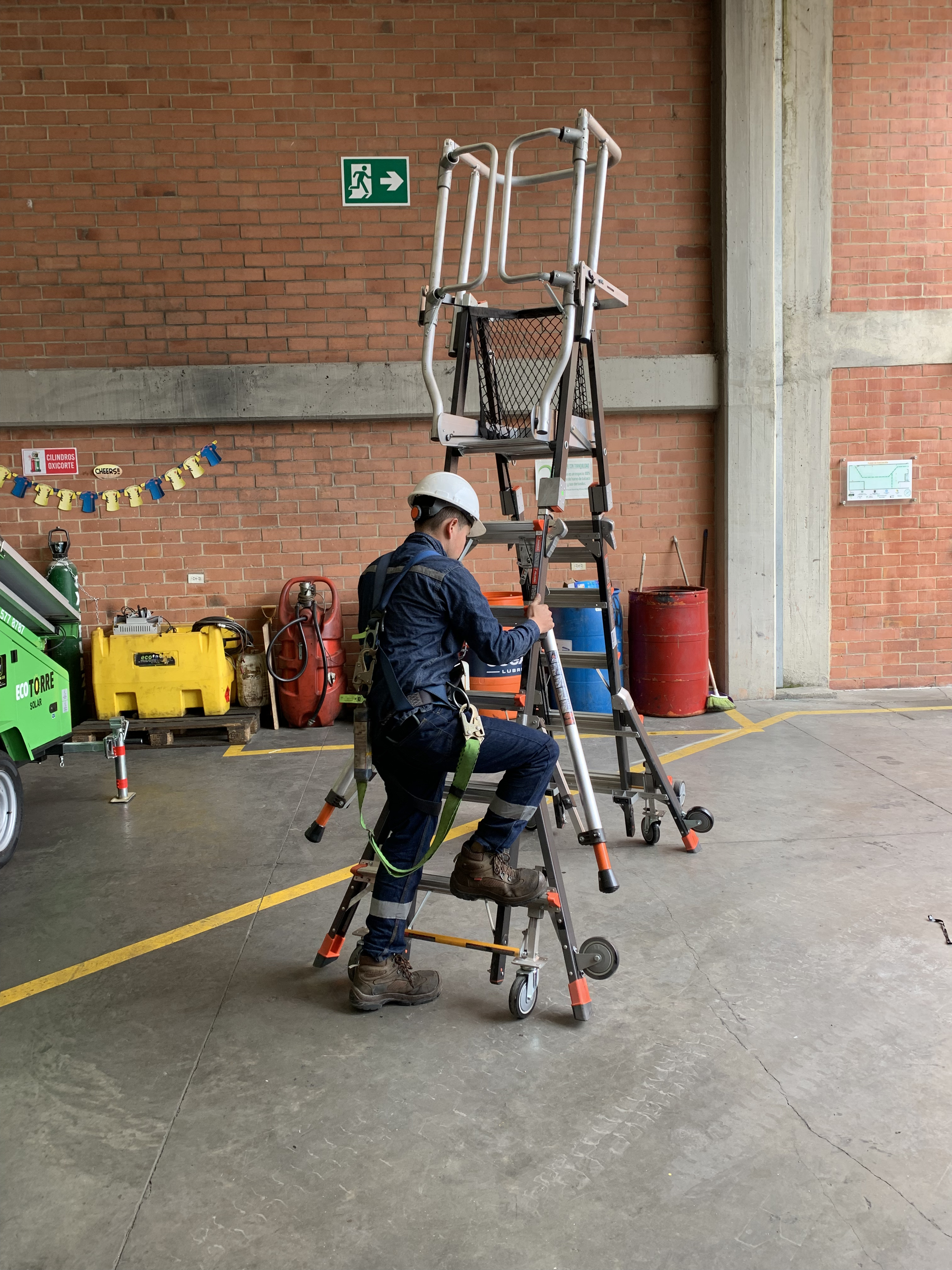 Alquiler de Escaleras con Canastilla en Barranquilla