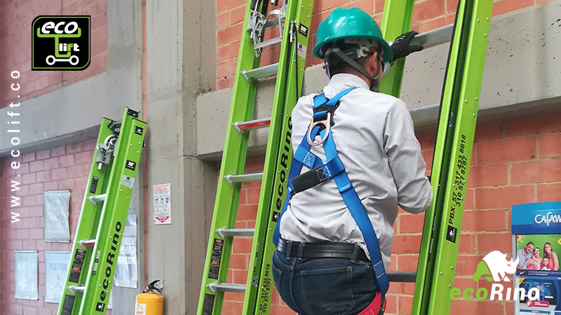 Escalera con estabilizadores telescópicos: escalera telescópica, multiposiciones con todos los accesorios incluidos de serie